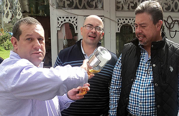 Chino sirviendo Whisky